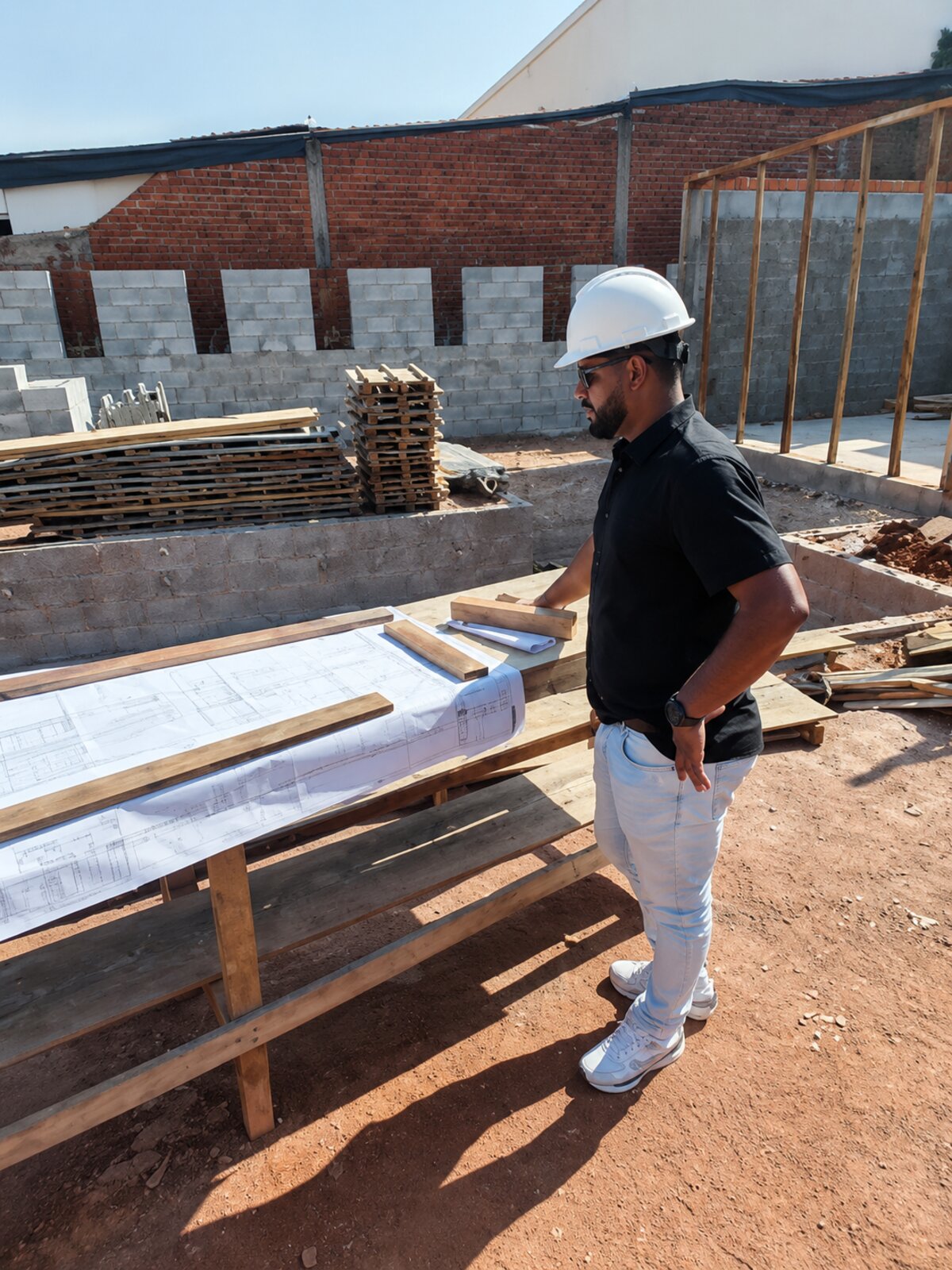 Engenheiro da Milani Engenharia Civil em visita técnica de obra em Arujá