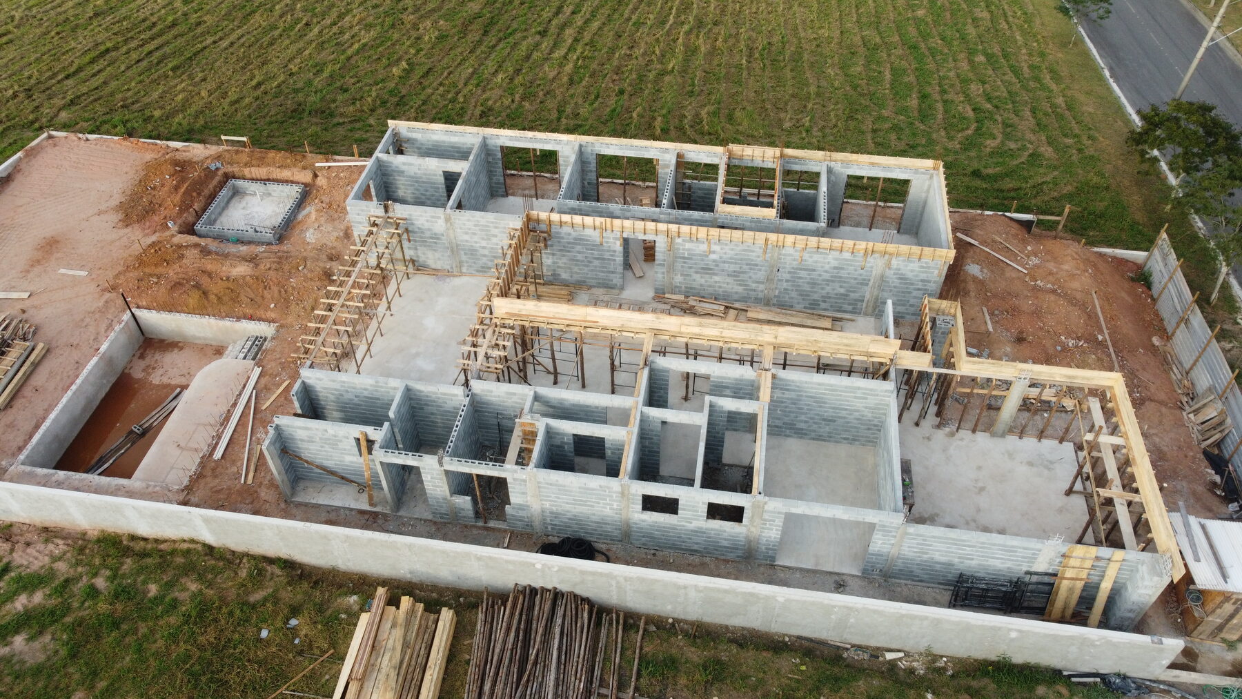 Obra residencial conduzida pela Milani Engenharia Civil em Arujá — vista aérea da estrutura em fase de alvenaria