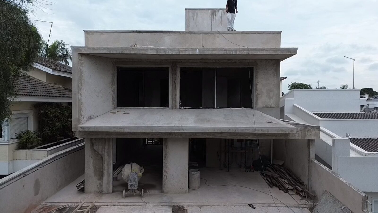 Obra residencial estruturada pela Milani Engenharia Civil — estrutura de concreto pronta em Arujá